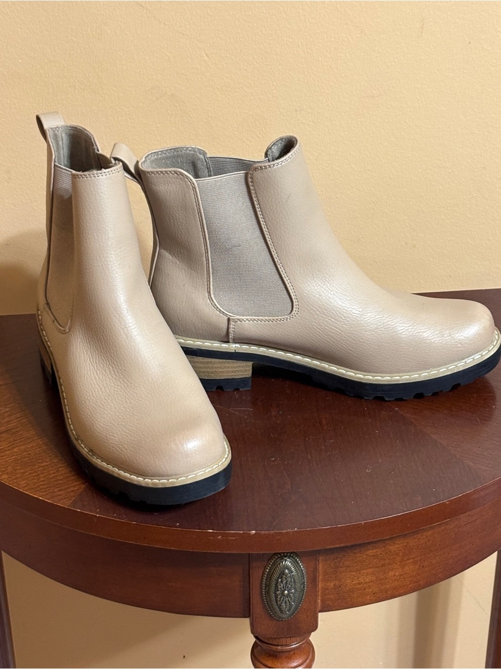 Universal Thread Tan Chelsea Lug Sole Boot